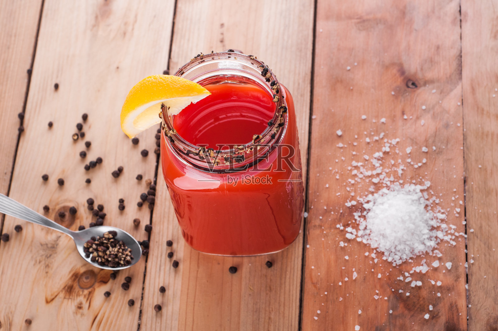 血腥玛丽鸡尾酒放在木桌上照片摄影图片