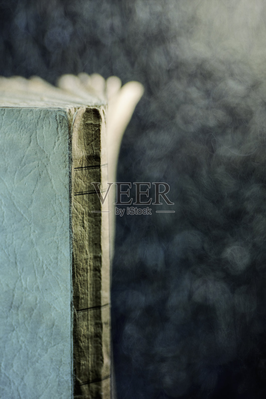 数码艺术，垃圾纹理构图，旧蓝书的宏照片摄影图片