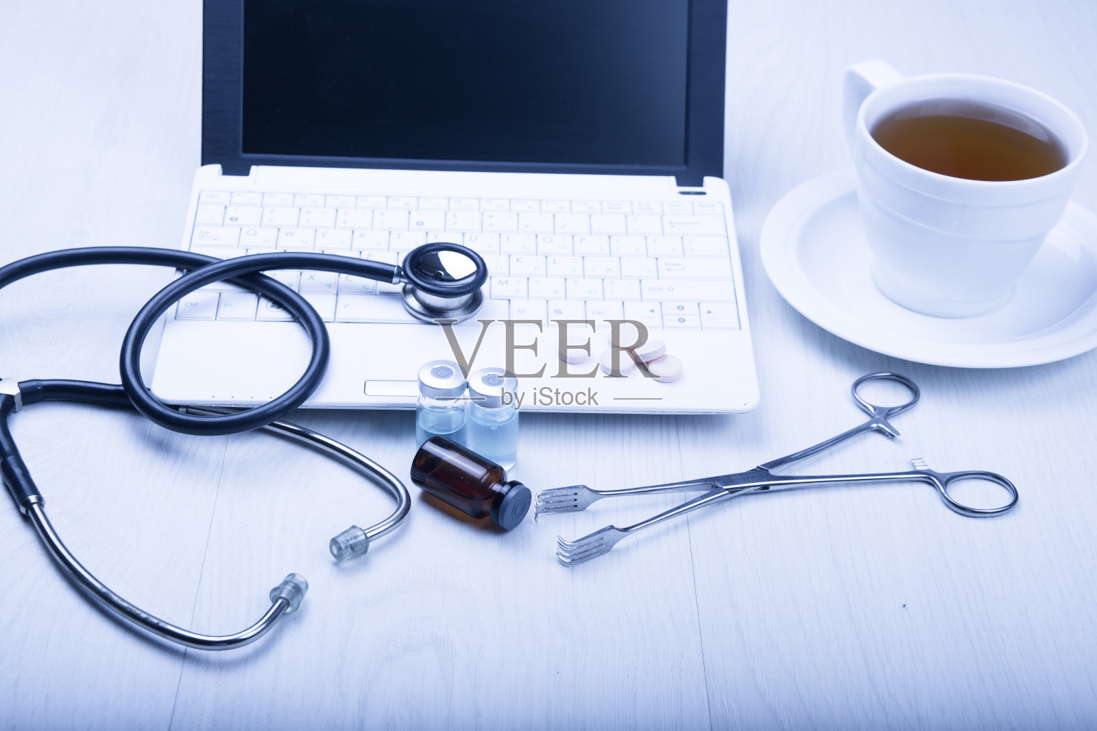 医生桌子上的医疗设备照片摄影图片