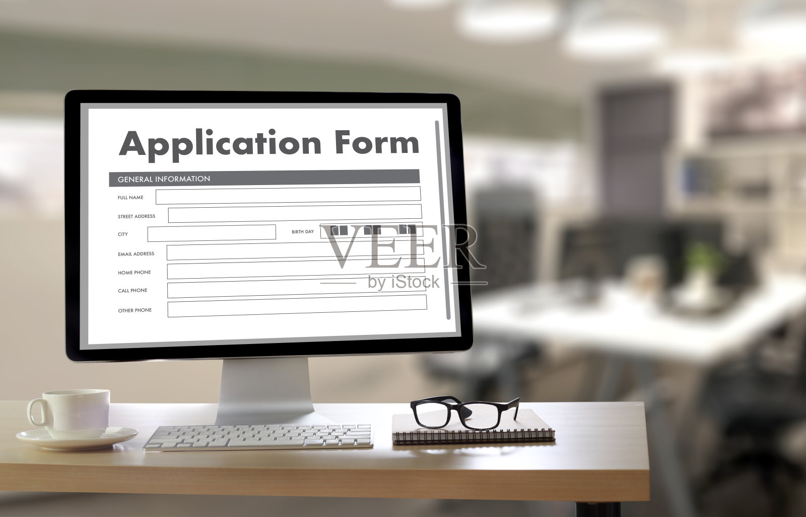 在笔记本电脑上工作的商人使用网上求职申请表监控照片摄影图片