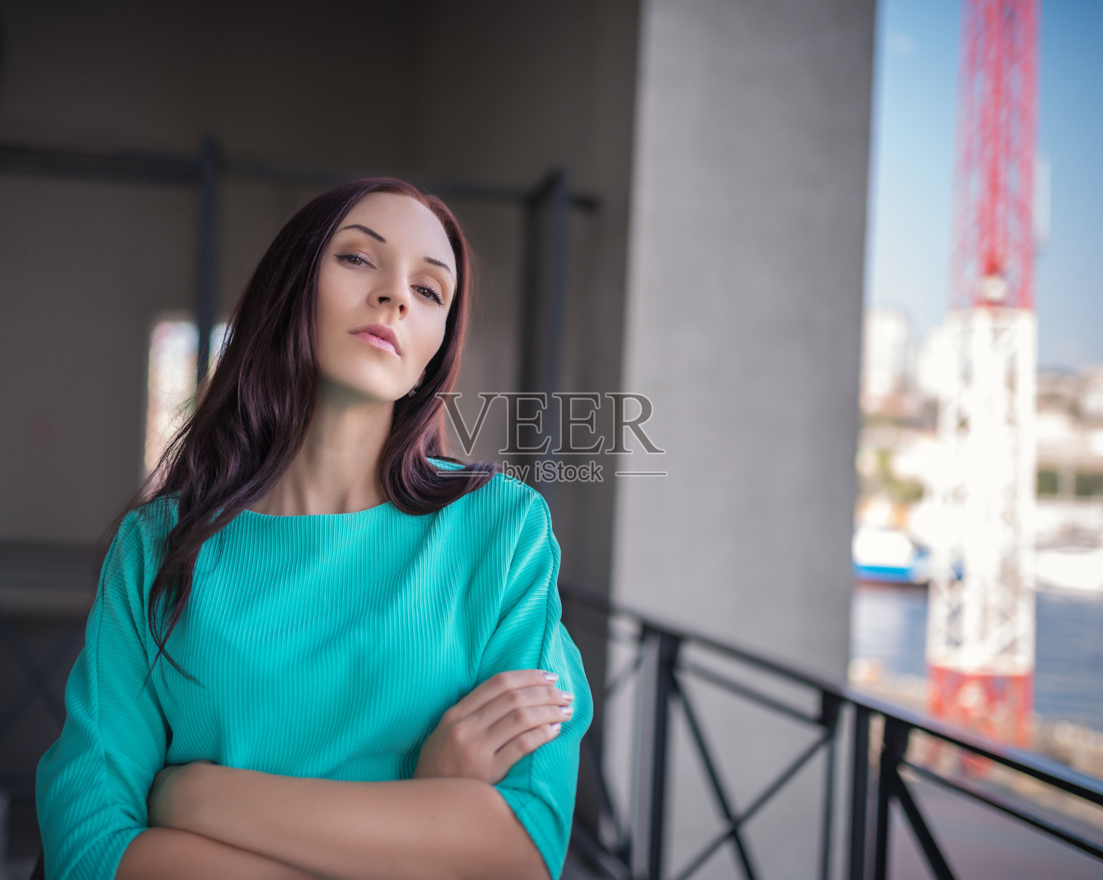 一个年轻女子的肖像。照片摄影图片