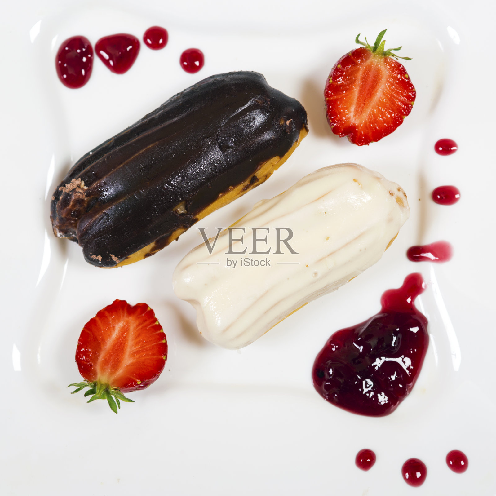 草莓果酱泡芙蛋糕照片摄影图片