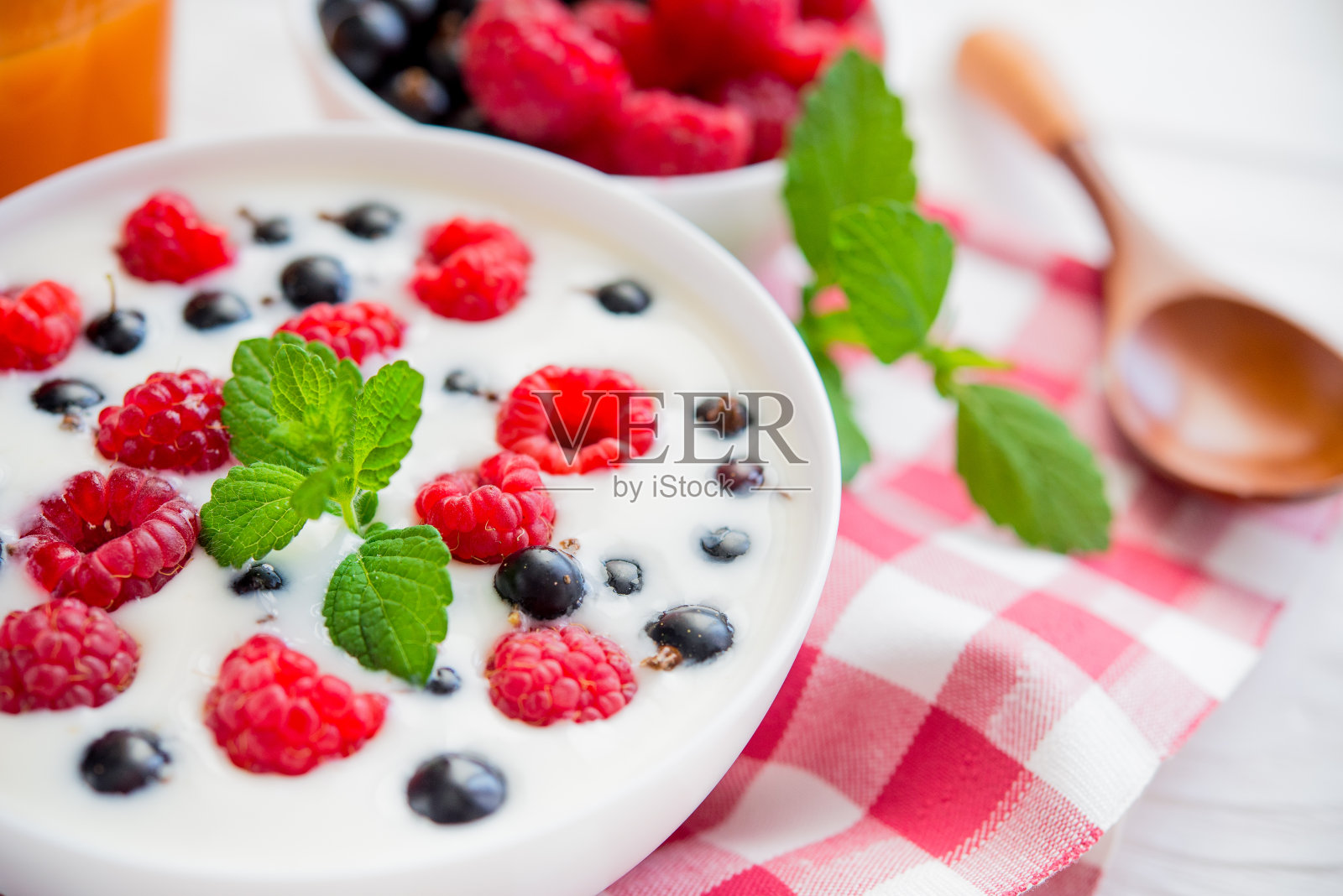 树莓和新鲜薄荷照片摄影图片