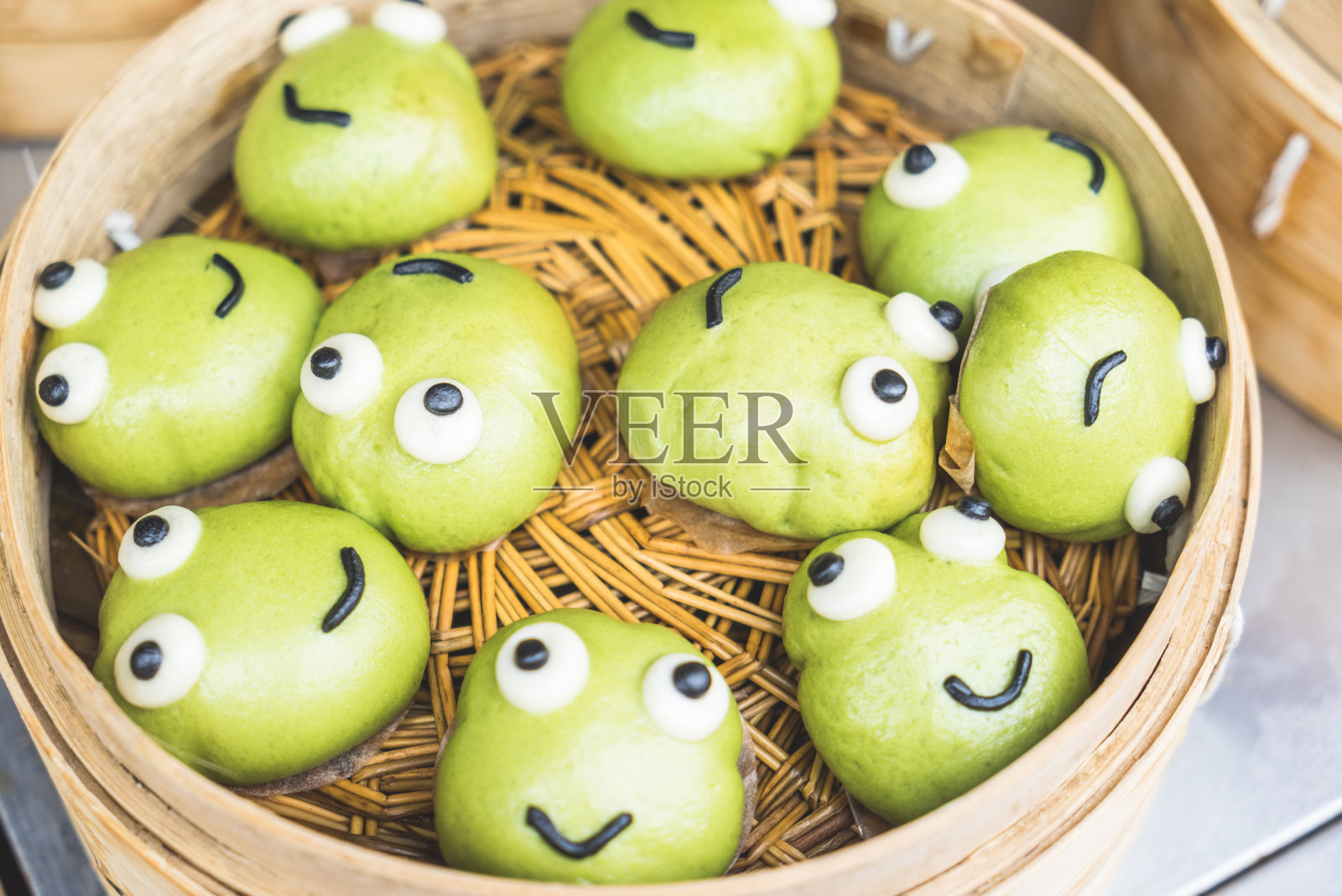 竹蒸笼里的兽形饺子照片摄影图片