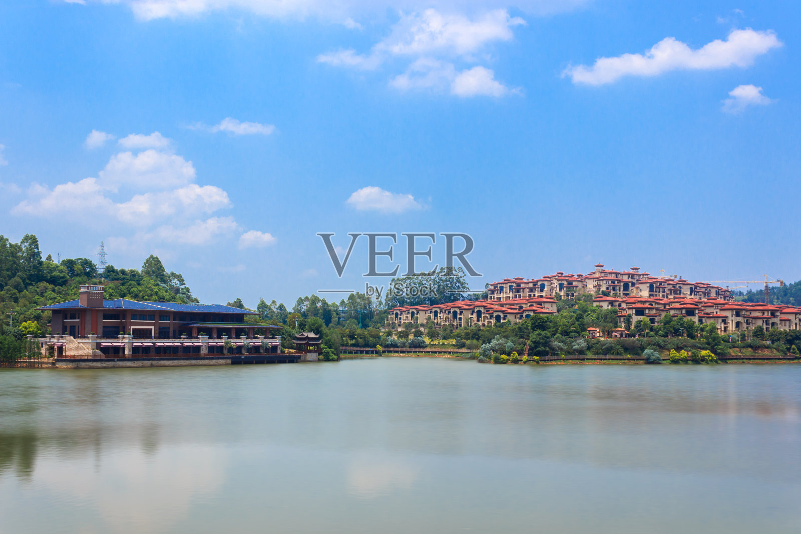 蓝天白云下的别墅照片摄影图片