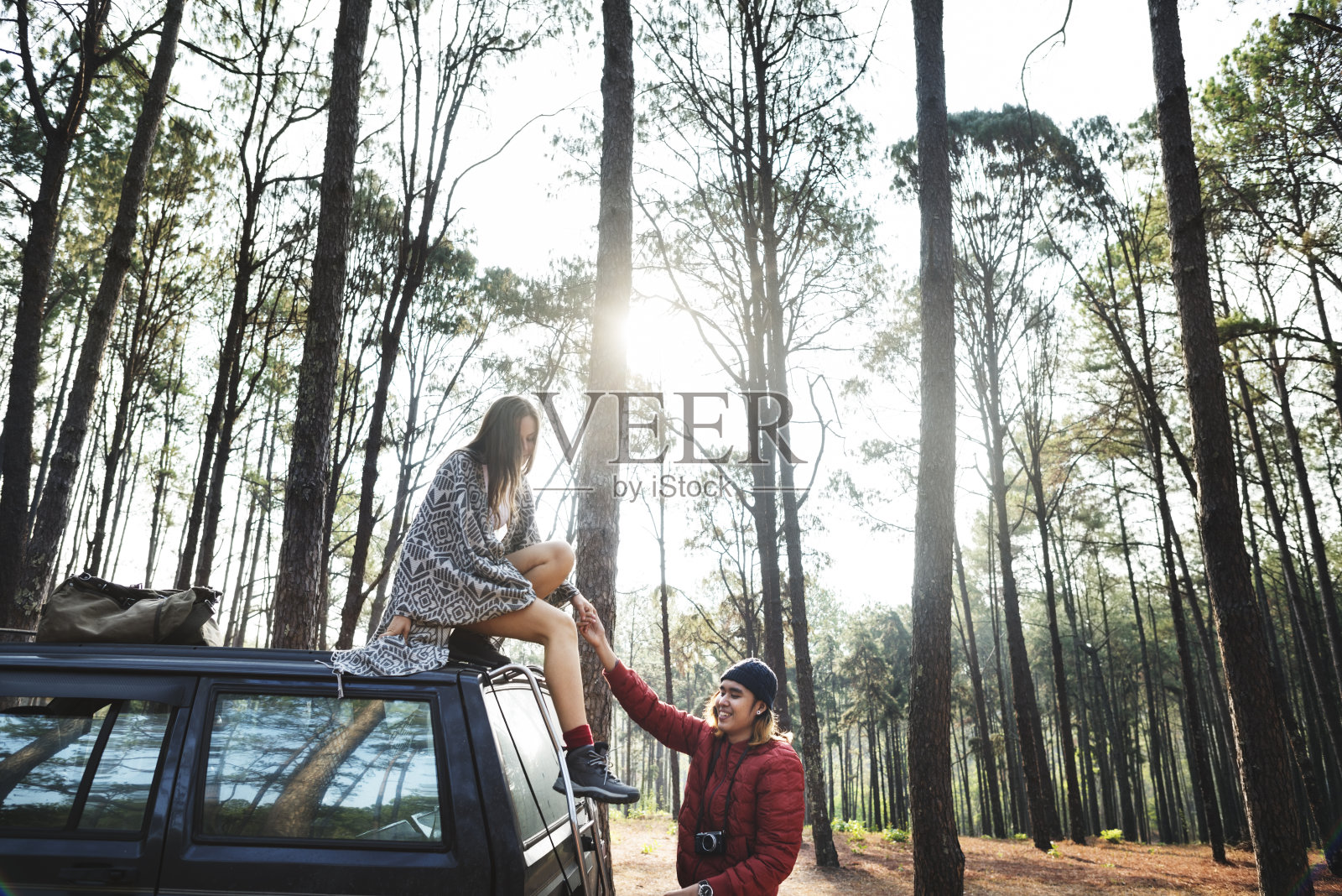森林汽车男友女友帮助概念照片摄影图片