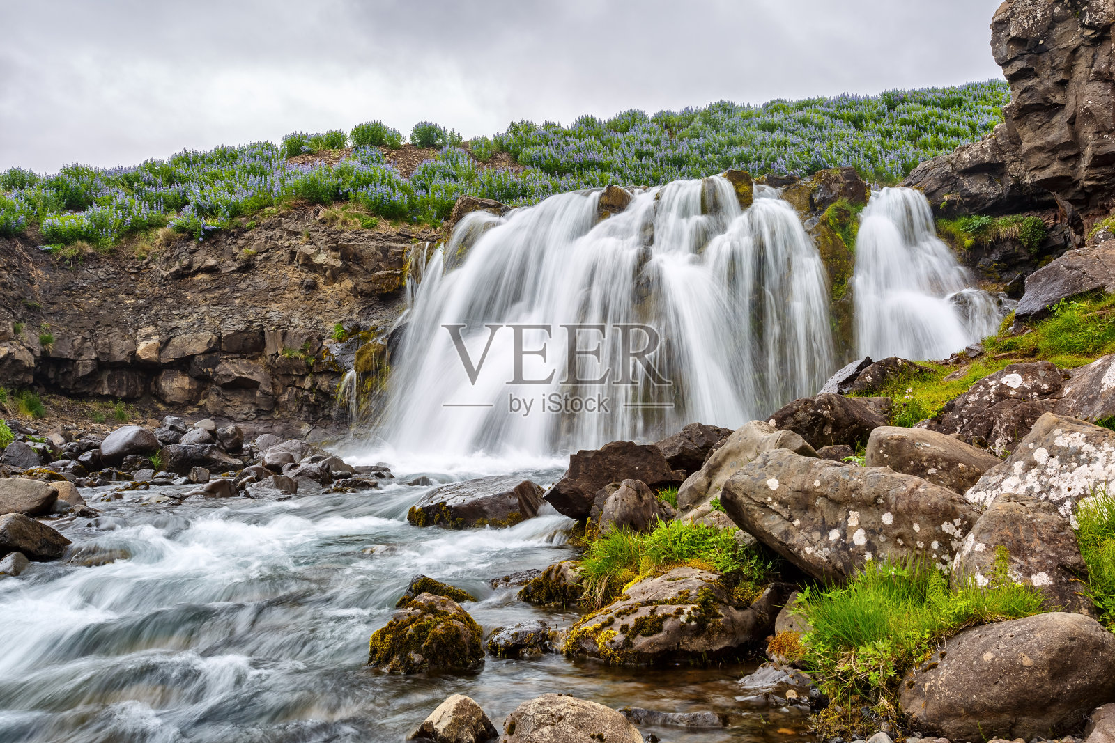 冰岛的小瀑布照片摄影图片