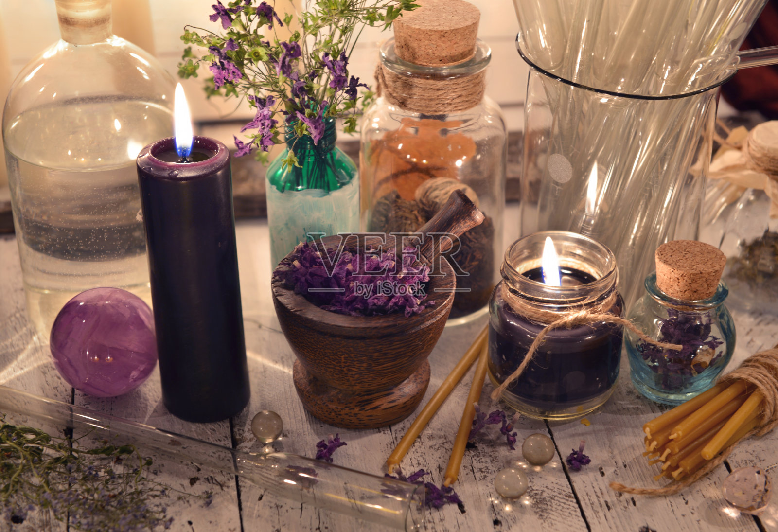 黑色蜡烛，玻璃罐和神秘物品照片摄影图片