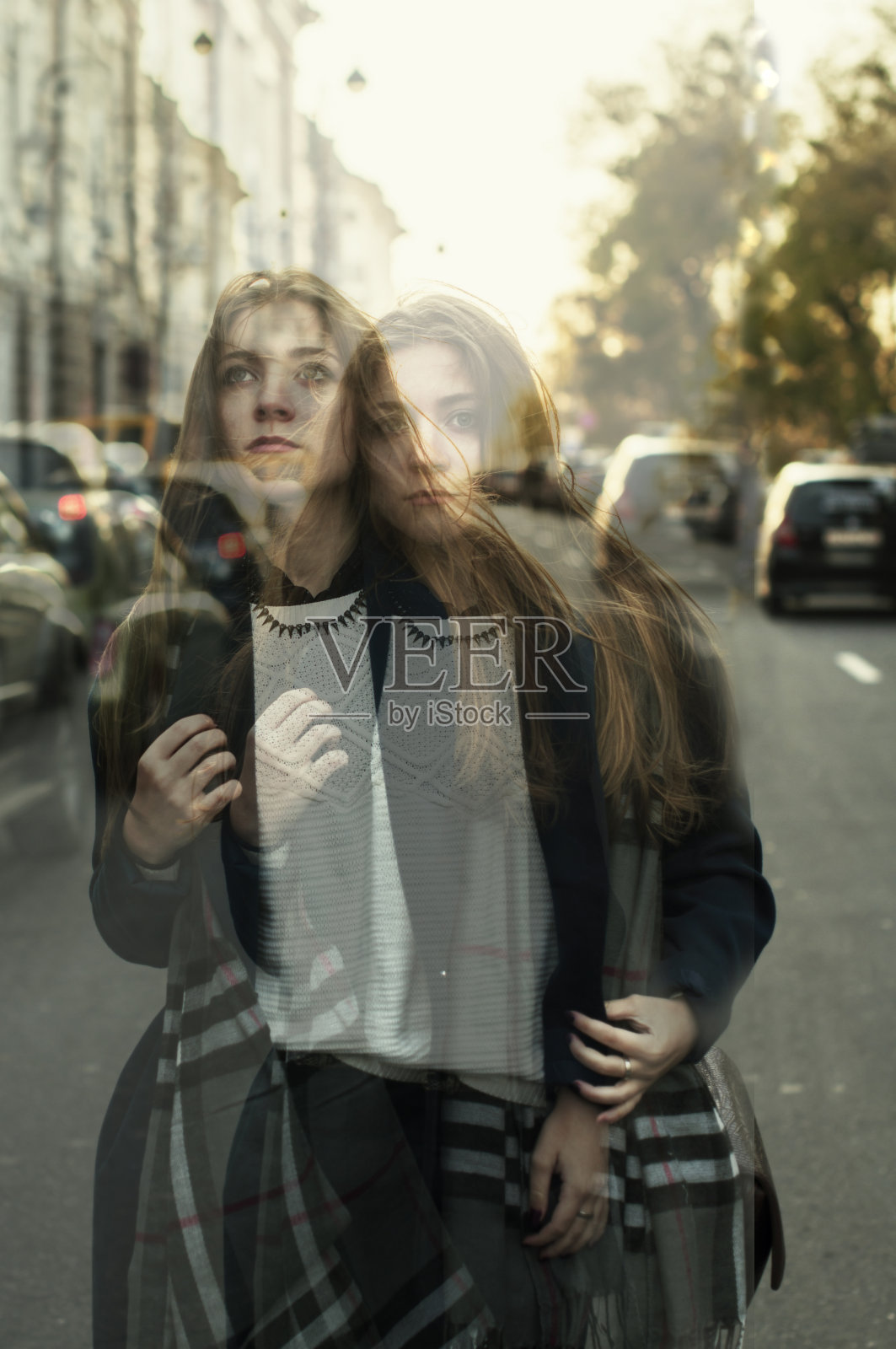 年轻女孩站在外面照片摄影图片