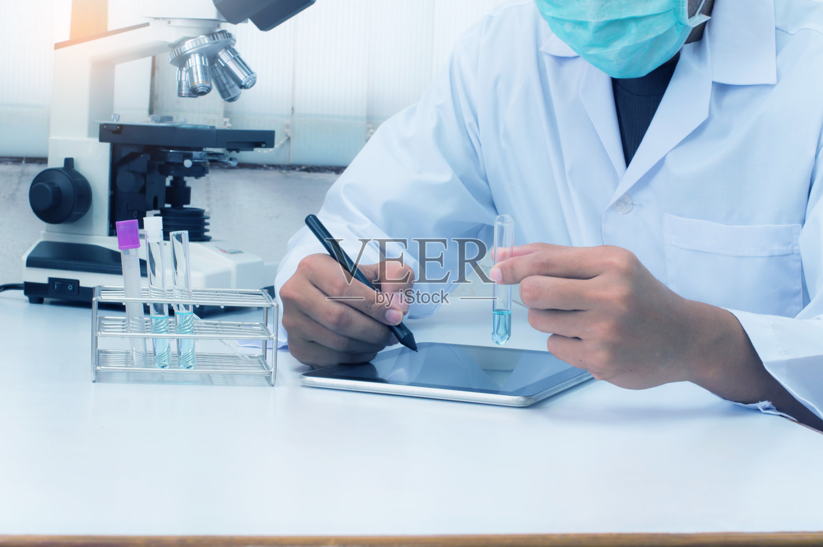 医生在实验室用显微镜工作。科学研究照片摄影图片