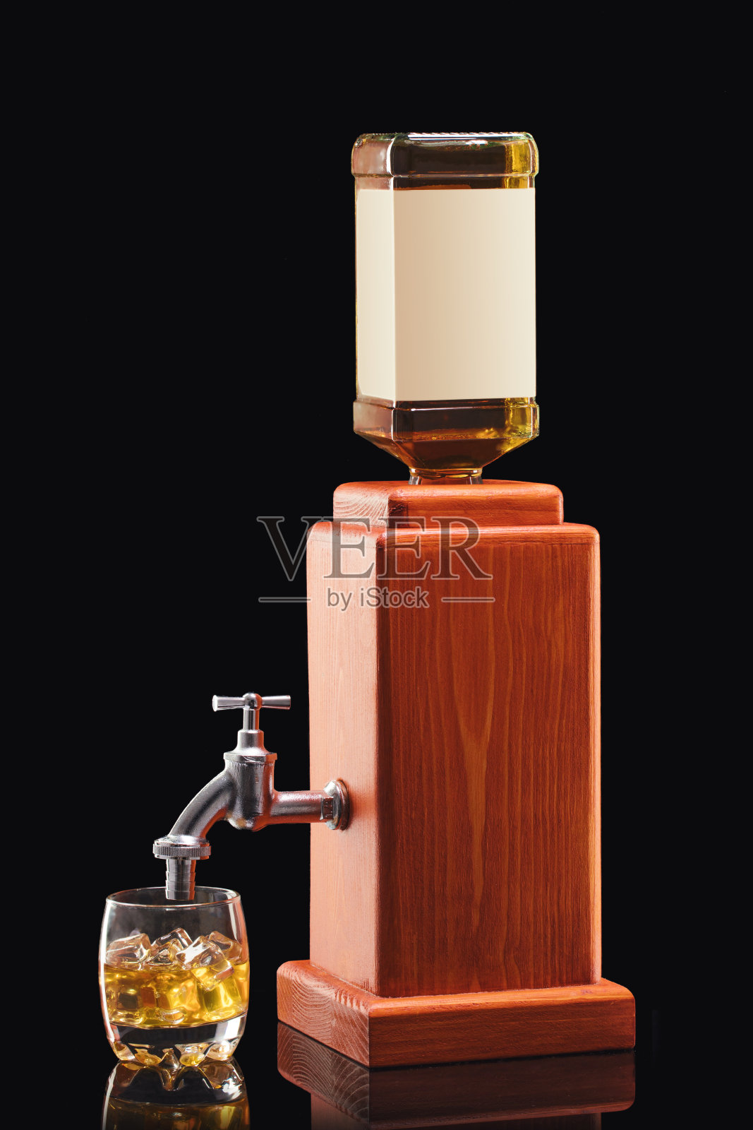 黑色背景上的威士忌酒瓶和玻璃杯照片摄影图片