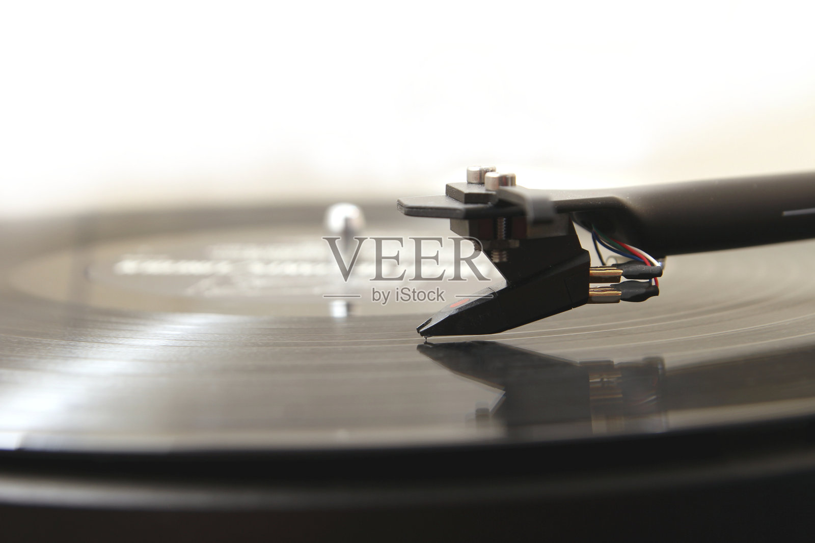 播放模拟黑胶唱片的现代高品质转盘播放器照片摄影图片