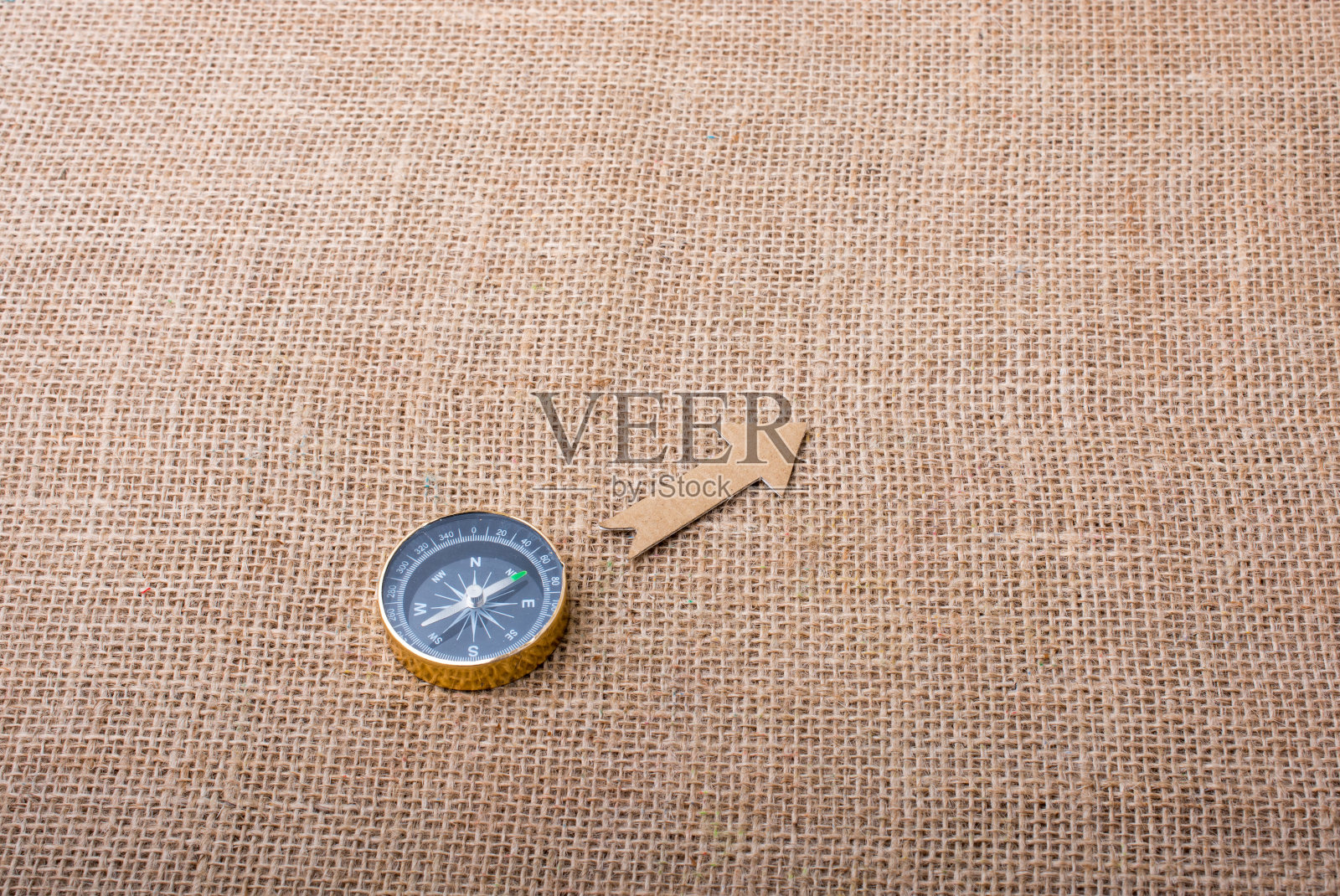 指南针和帆布上的纸箭头照片摄影图片