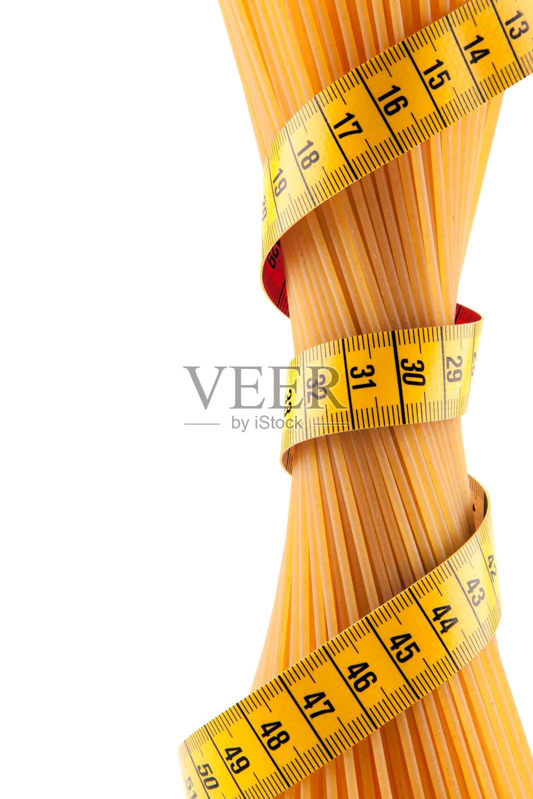 一束意大利面，上面有一米高，孤立在白色的背脊上照片摄影图片