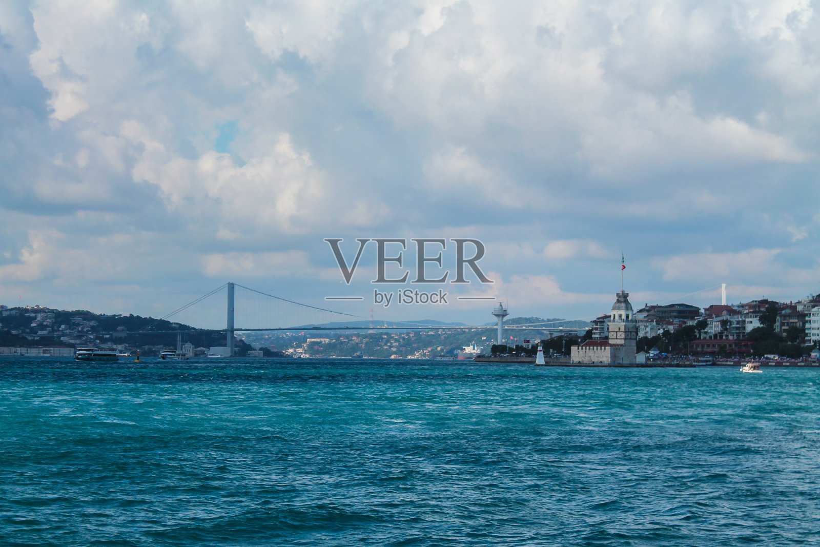 横跨博斯普鲁斯海峡的大桥照片摄影图片