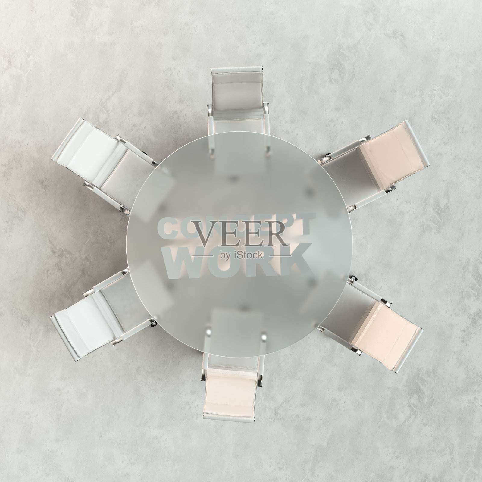 在玻璃桌子上腾出工作空间。前视图。照片摄影图片