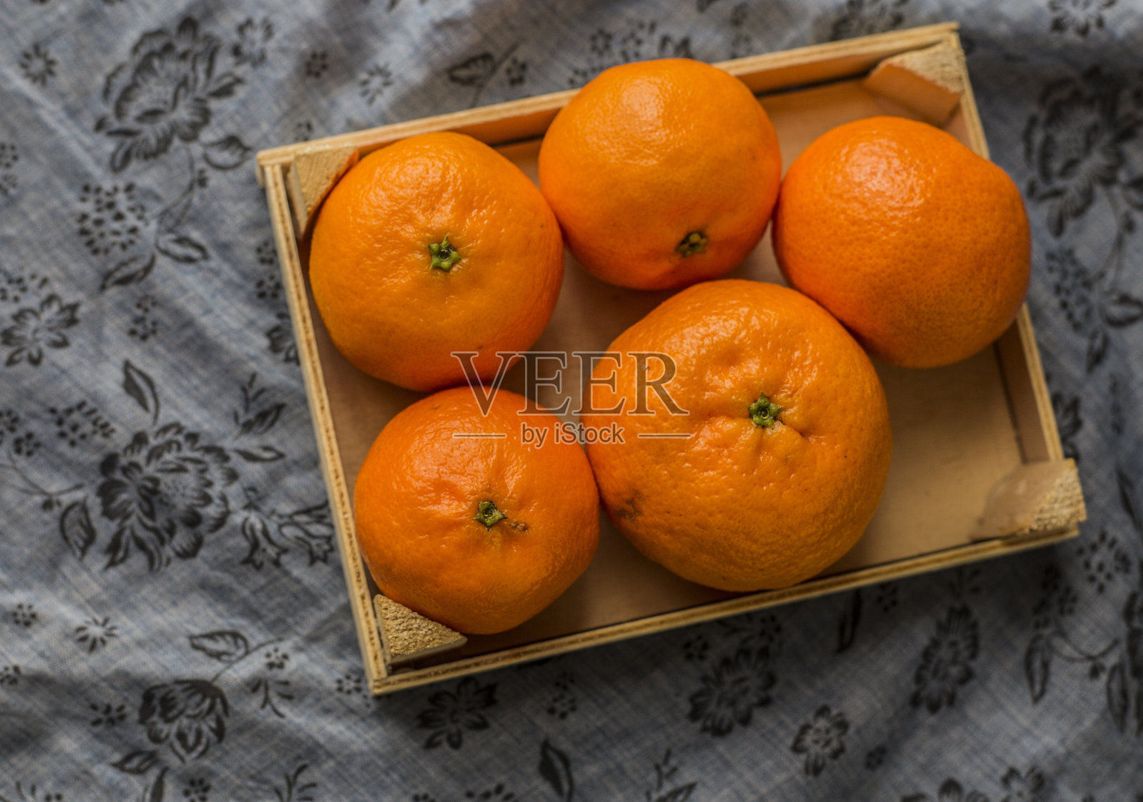 一串新鲜的桔子，一堆桔子，大量的桔子，一堆新鲜的桔子，新鲜的桔子质地，一组桔子近距离为背景照片摄影图片