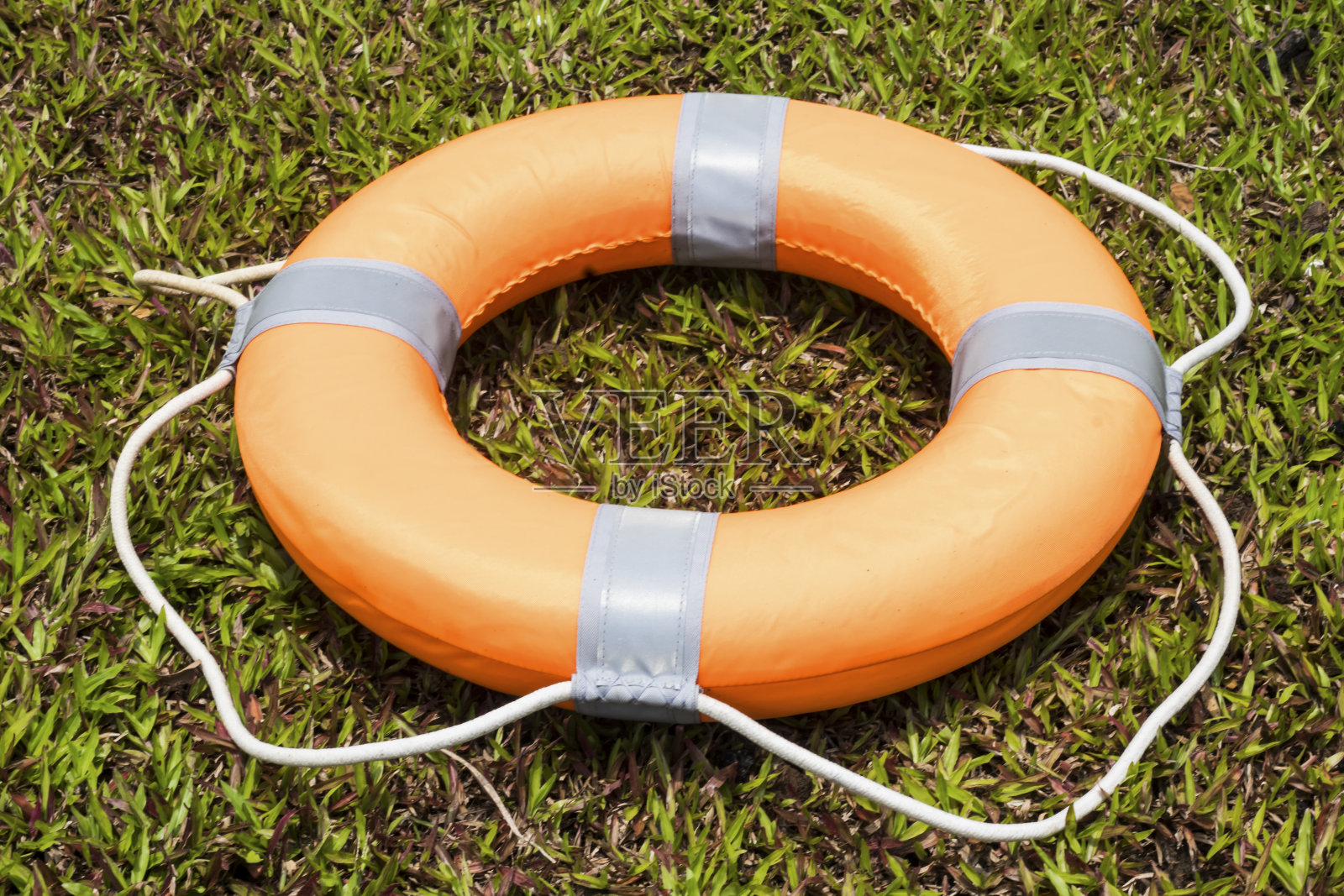 6、安全救生，绿草为背景照片摄影图片