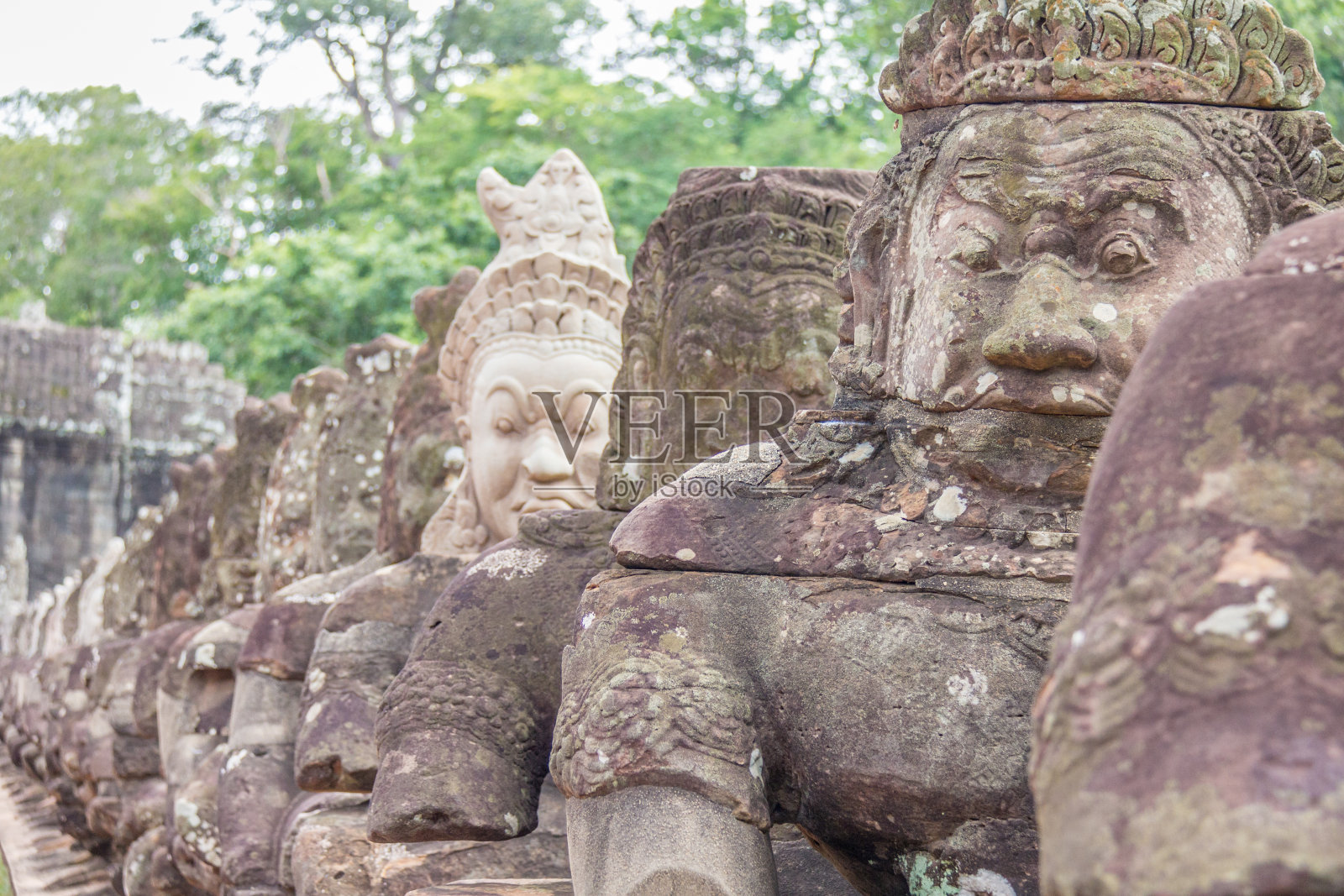 吴哥窟门内的雕像照片摄影图片