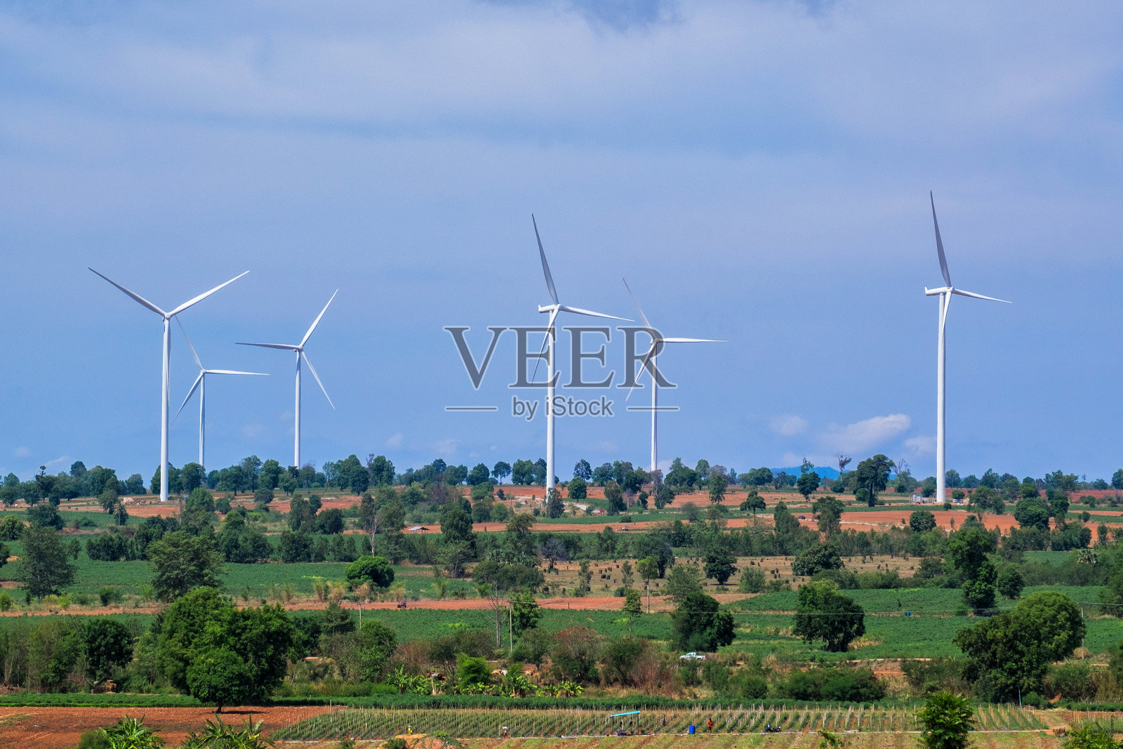 风力涡轮机在白天发电照片摄影图片