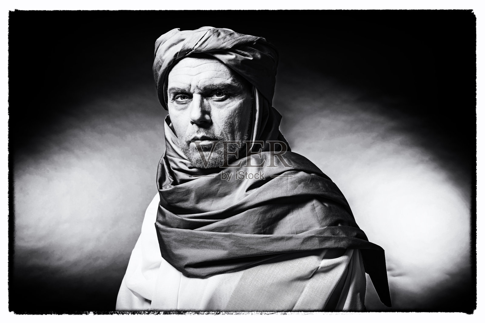 复古黑白照片的柏柏尔人戴头巾与长袍。影棚拍摄。照片摄影图片