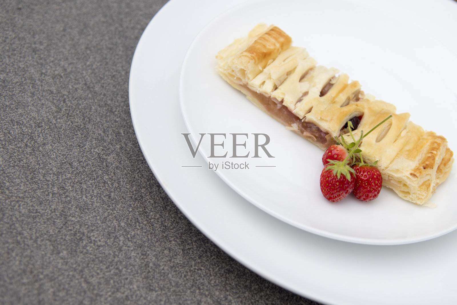 水果馅饼和草莓甜点照片摄影图片