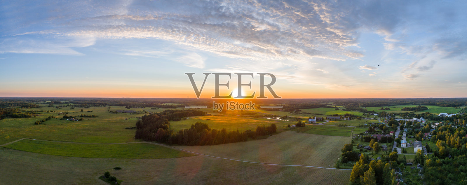 小镇上美丽的日落。全景。航空摄影。照片摄影图片