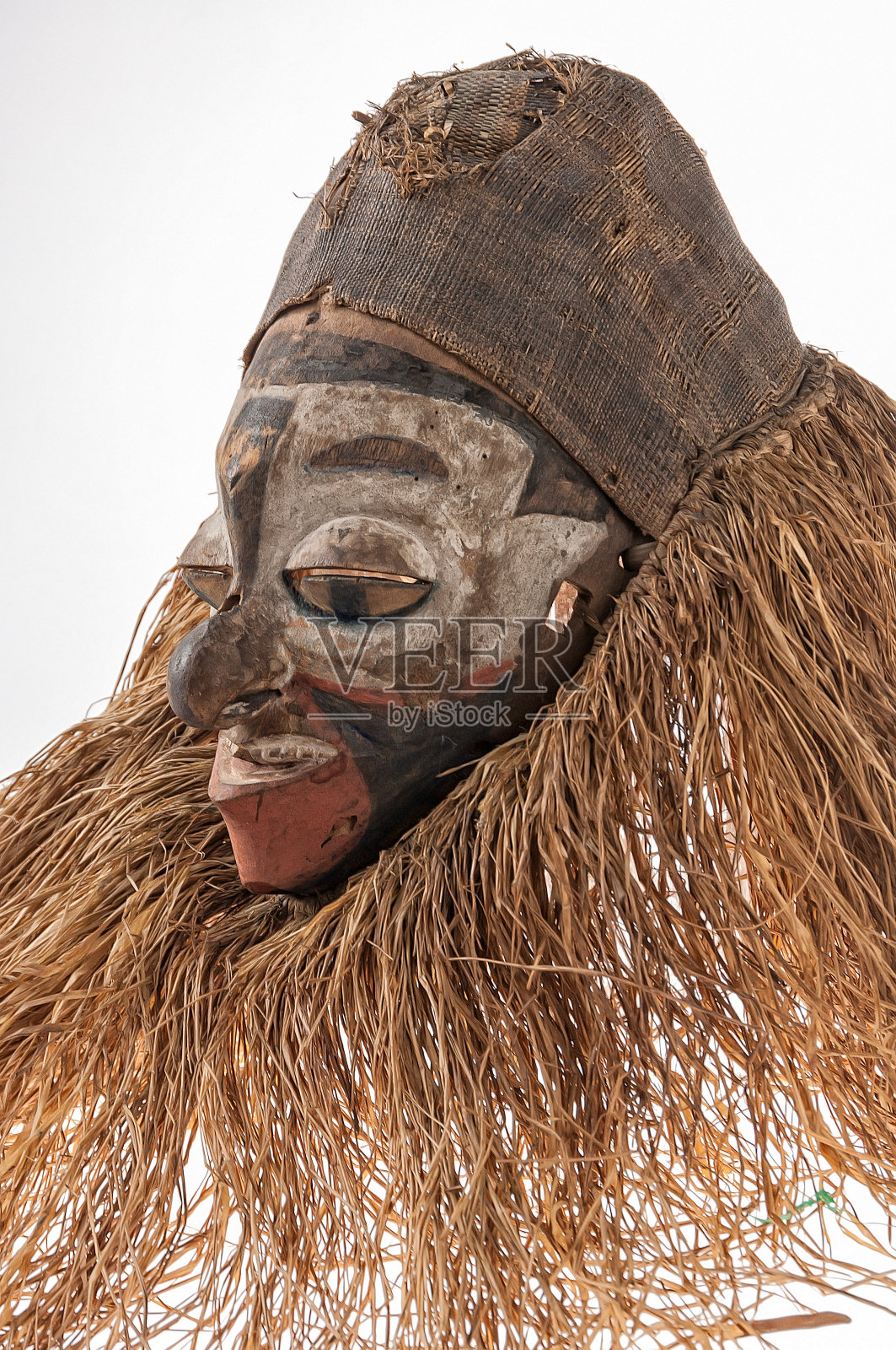 用绳子模拟头发的手工非洲面具。人类的脸。孤立在白色背景上。照片摄影图片