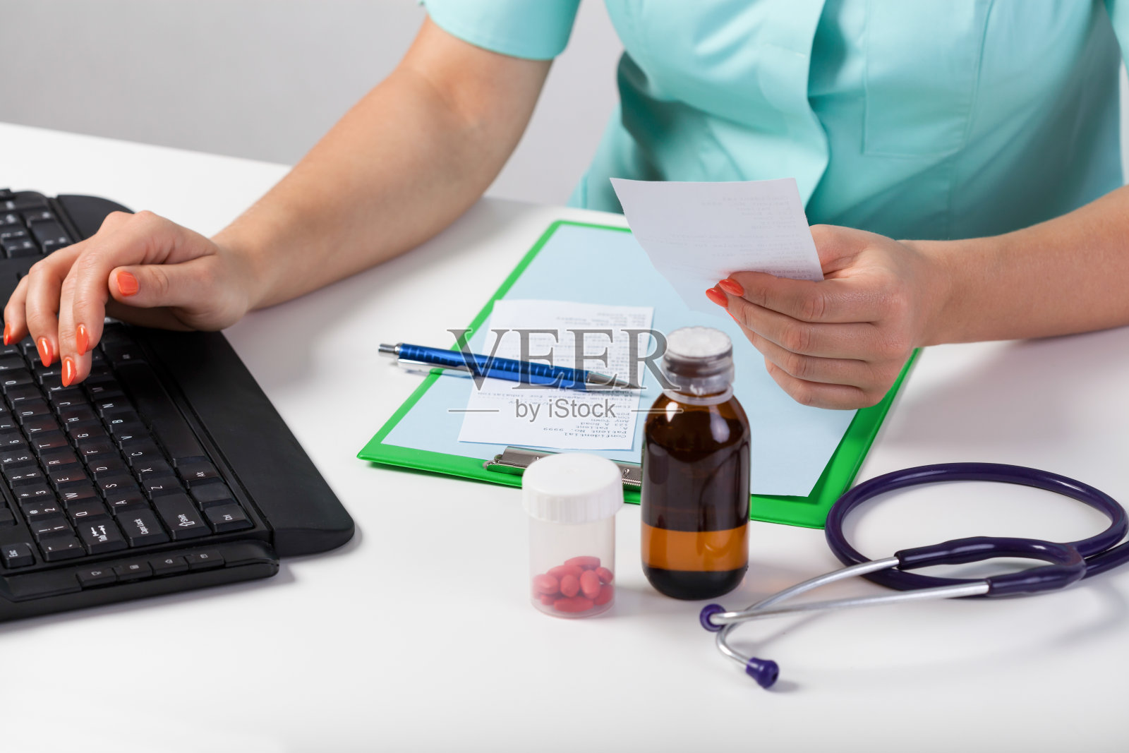 医生的手正在检查rx纸照片摄影图片