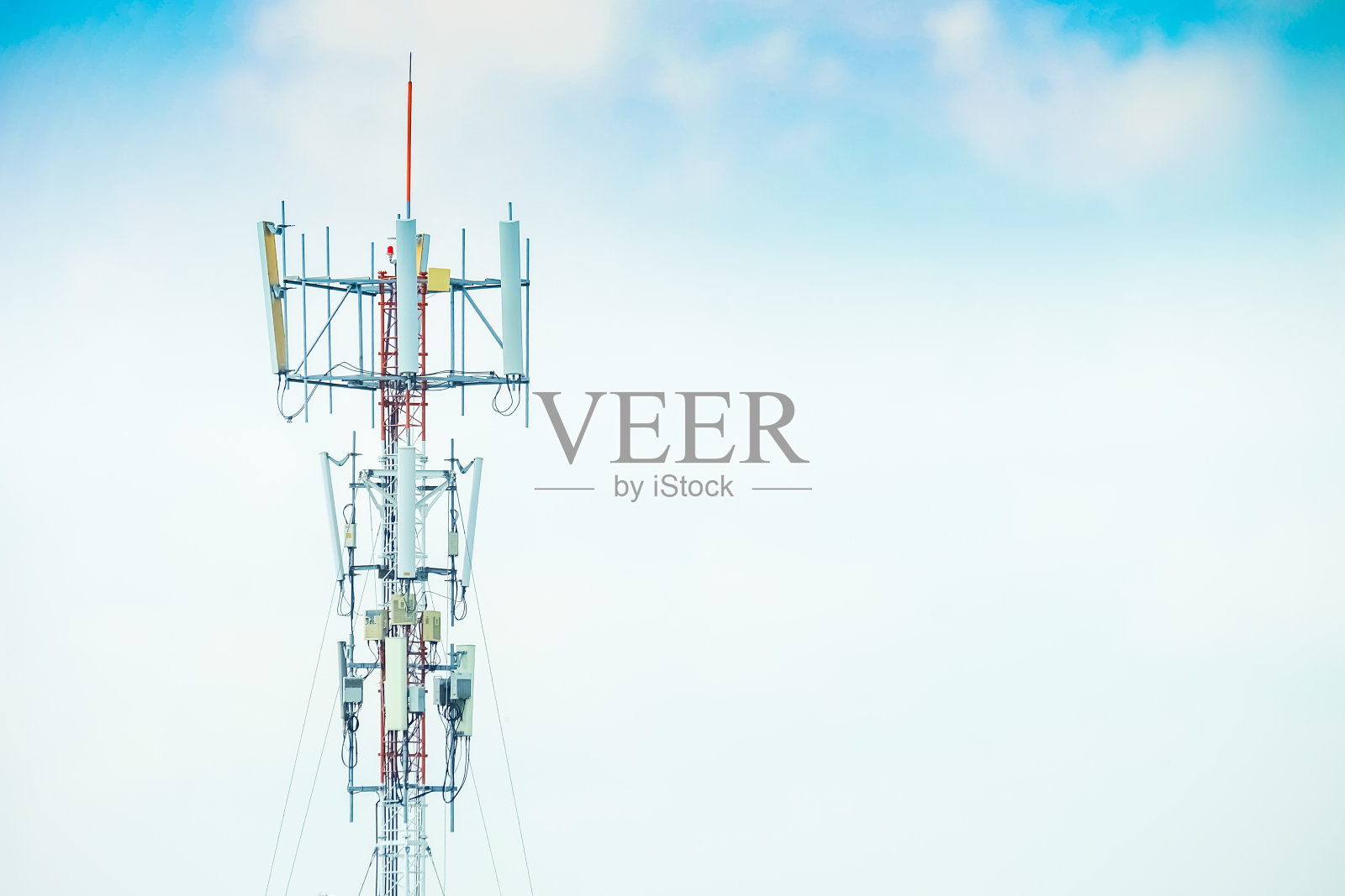 天线电话通信在柔软的天空背景照片摄影图片