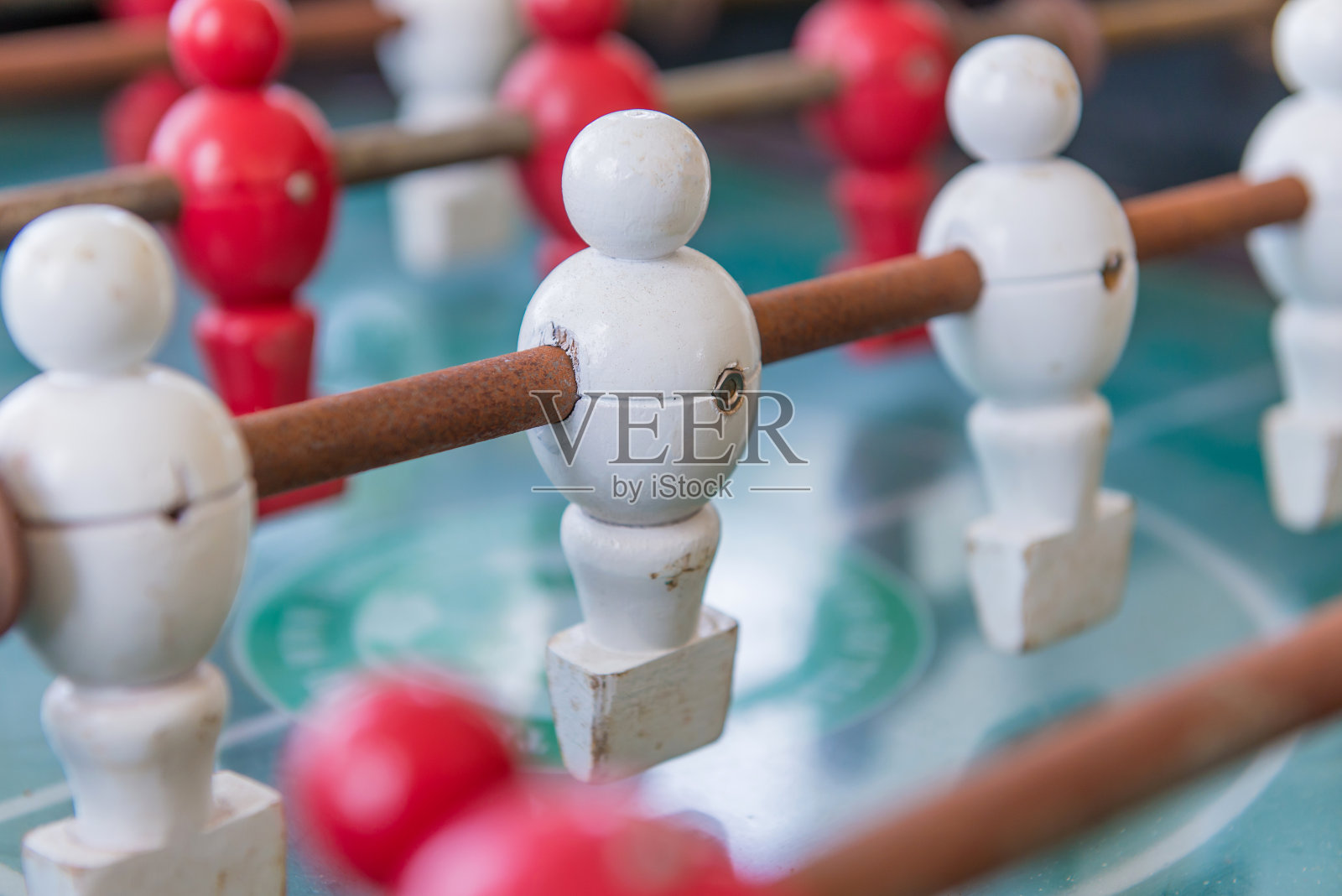 足球桌上的足球游戏与古典风格的木材球员照片摄影图片