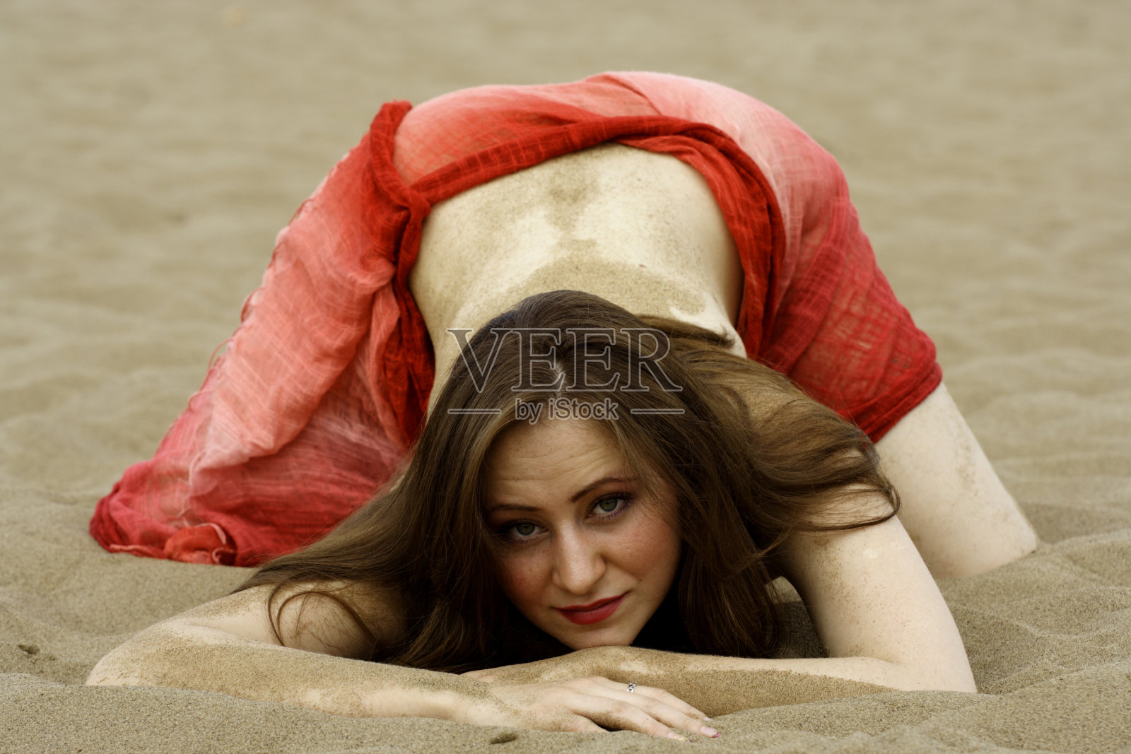 海滩上的女孩照片摄影图片