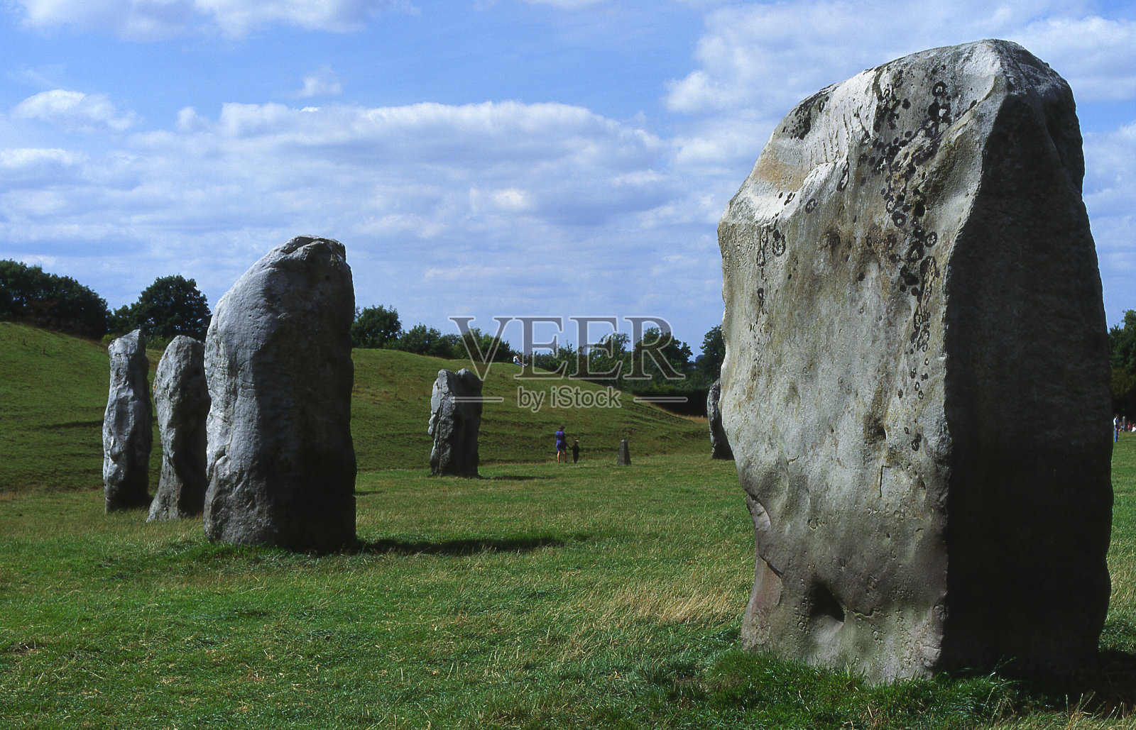 埃夫伯里的巨石圈和河岸。英格兰照片摄影图片