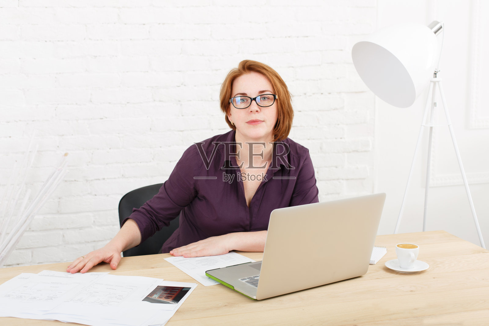 办公室里的中年女建筑师照片摄影图片