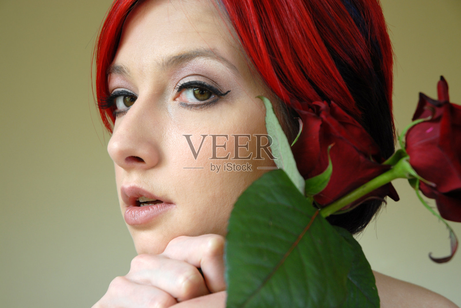 带着红玫瑰的女孩照片摄影图片