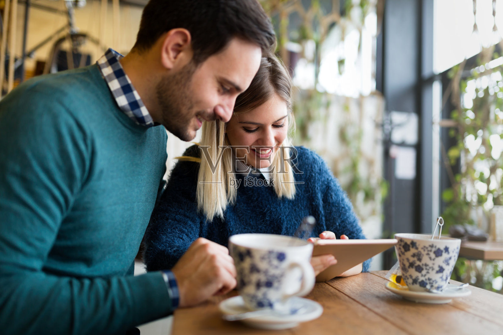 年轻迷人的男人和美丽的女人在平板电脑上约会照片摄影图片