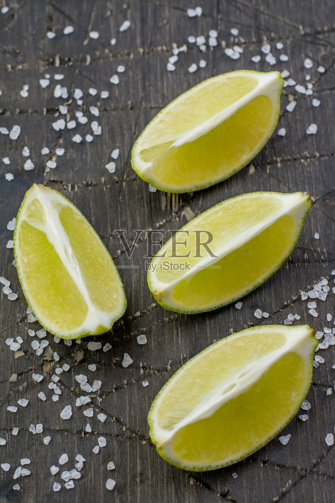 酸橙切成四份和粗海盐照片摄影图片