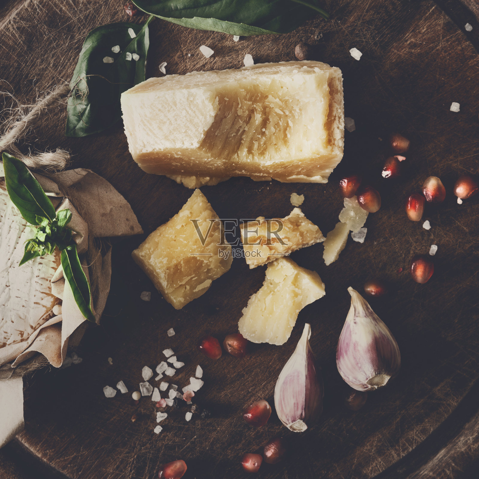 奶酪delikatessen特写乡村木材，布里干酪和帕尔马干酪照片摄影图片