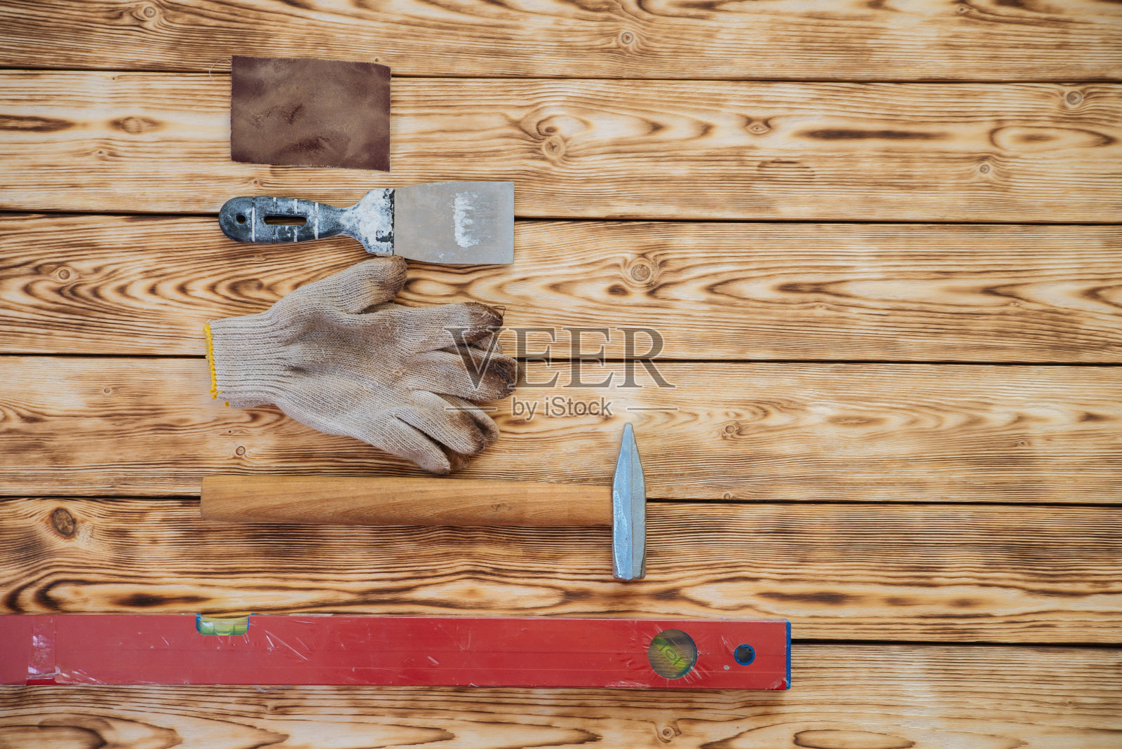 旧的、生锈的、肮脏的手工工具放在桌子上照片摄影图片