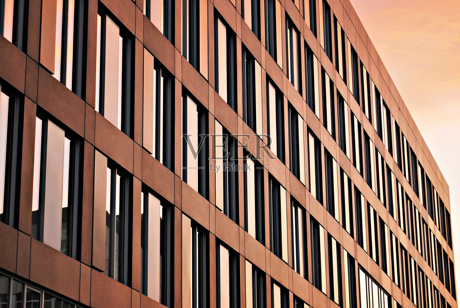 现代建筑。玻璃幕墙的现代办公大楼照片摄影图片