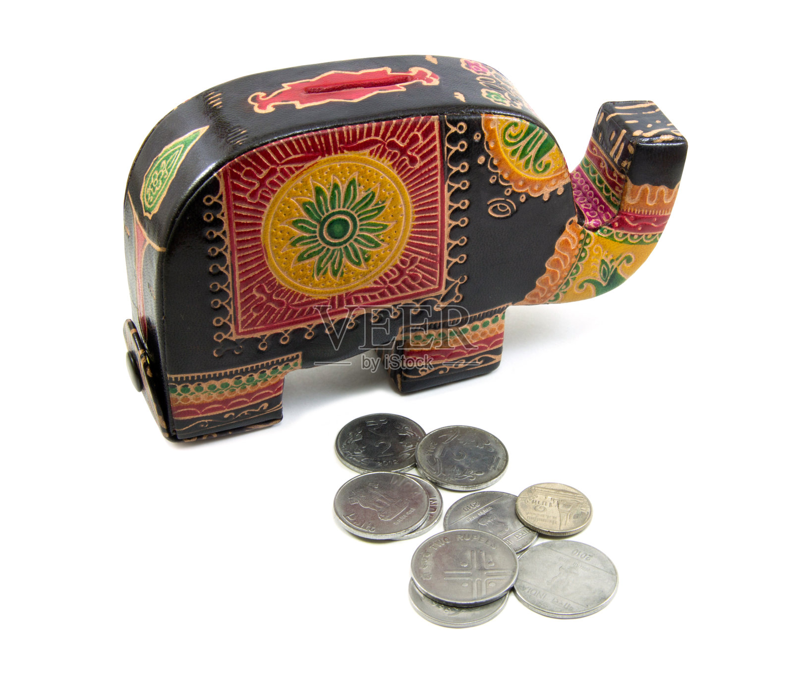 白色背景上的储蓄罐和硬币照片摄影图片