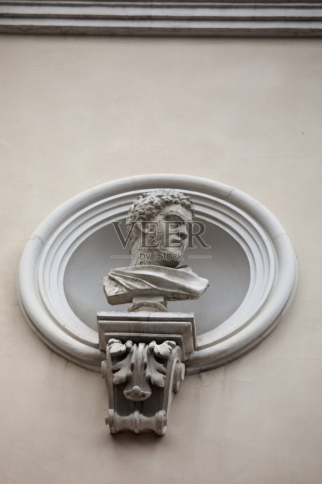 旧建筑立面浮雕，马卡龙装饰物照片摄影图片