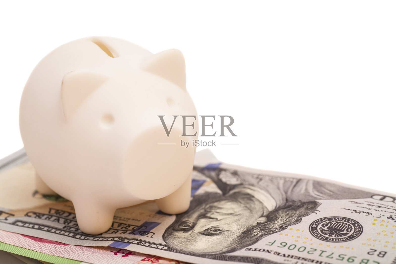 钞票上的小猪储蓄罐照片摄影图片