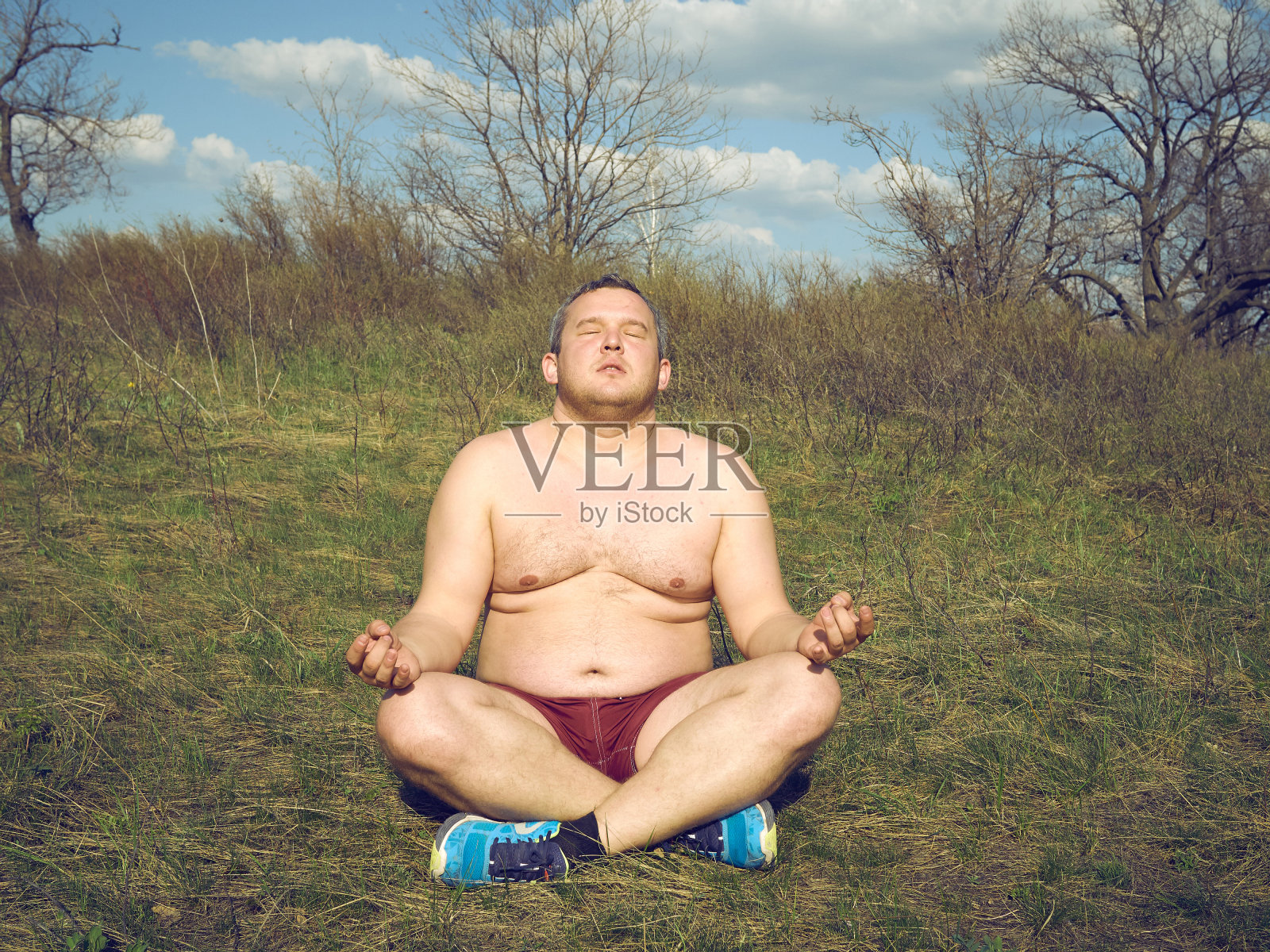 做瑜伽的胖子照片摄影图片