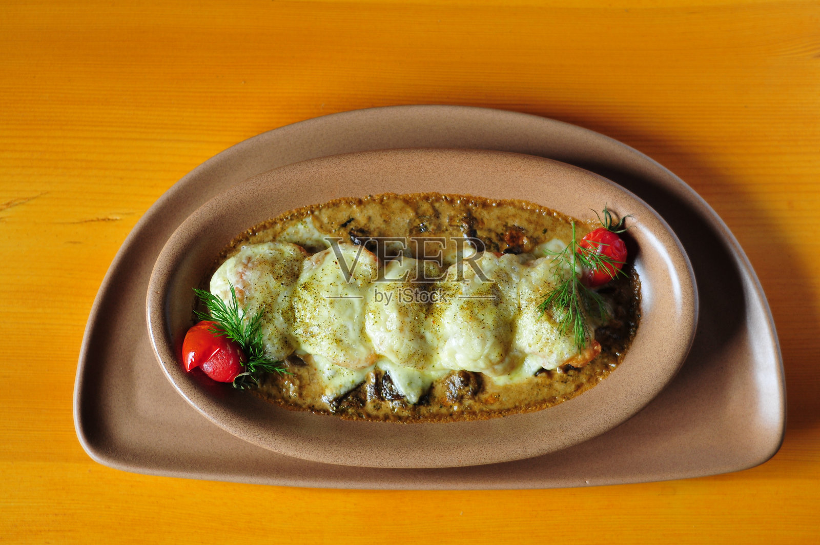 烤蘑菇和奶酪饺子。照片摄影图片