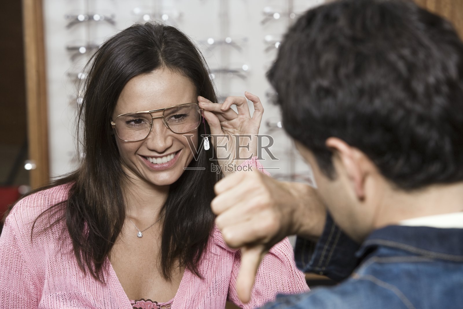 西班牙妇女尝试不同的眼镜照片摄影图片