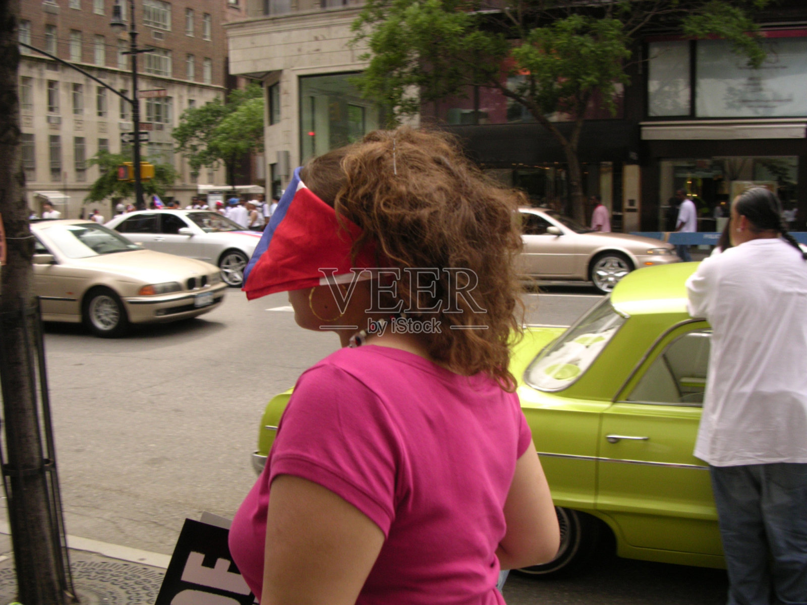 带着波多黎各国旗印花大手帕和经典车的女孩照片摄影图片