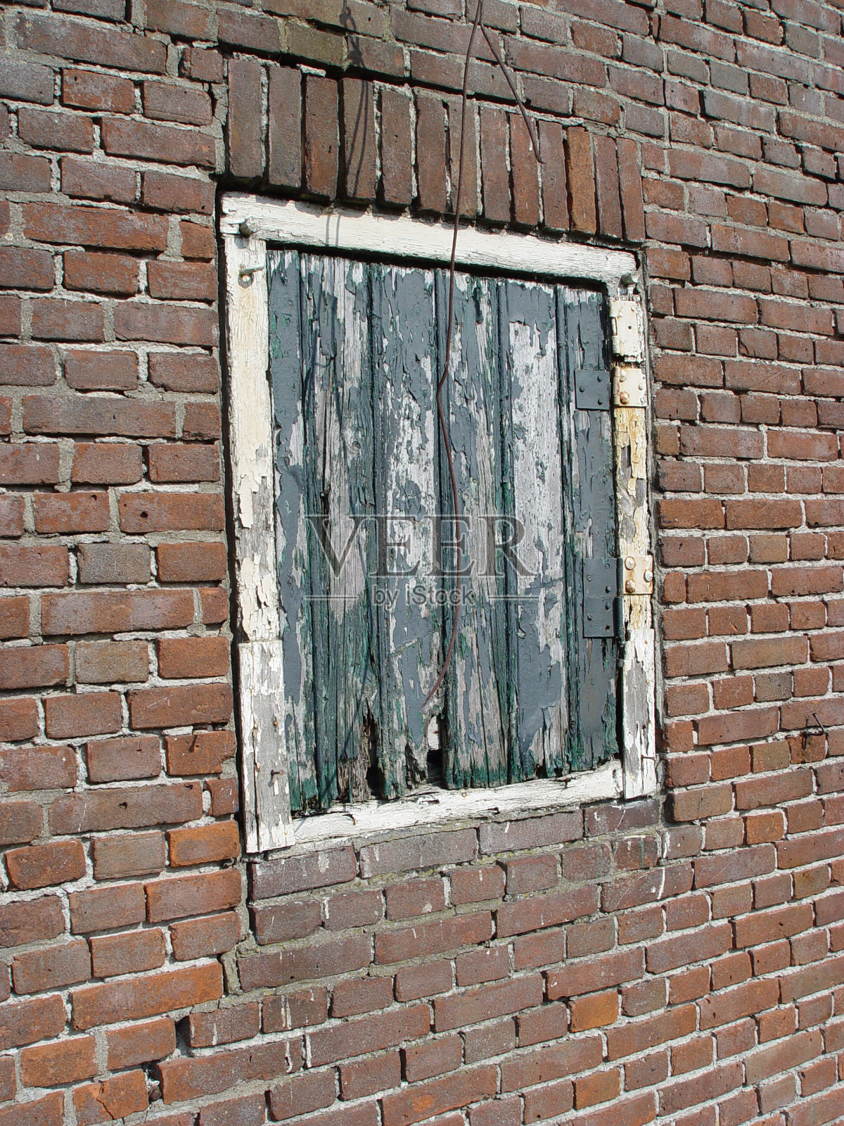 带有木制安全装置的旧谷仓窗户照片摄影图片