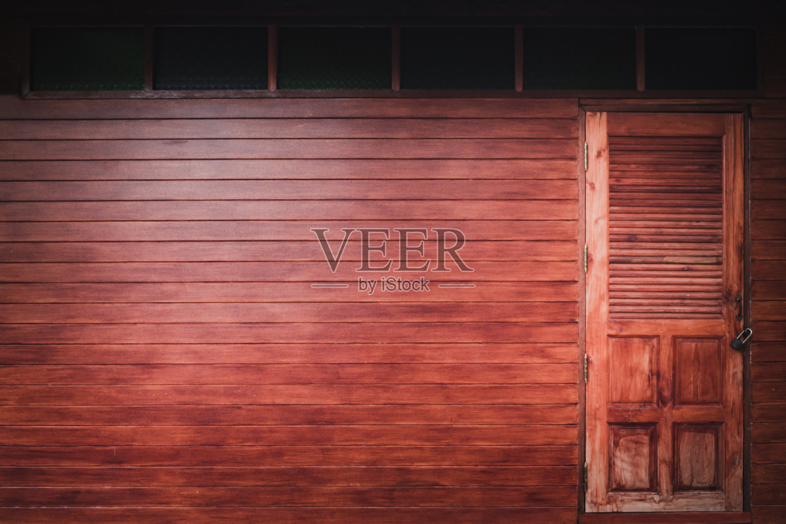 木制谷仓门上的旧挂锁照片摄影图片