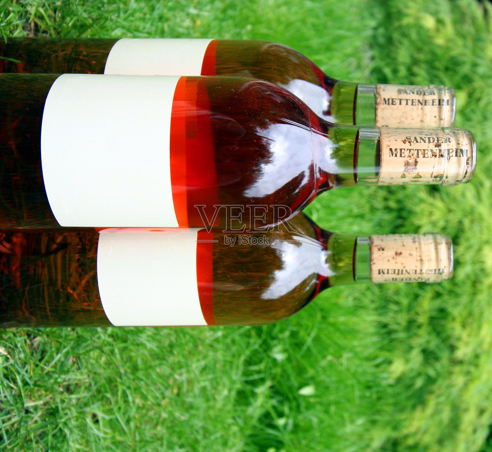 三瓶葡萄酒照片摄影图片